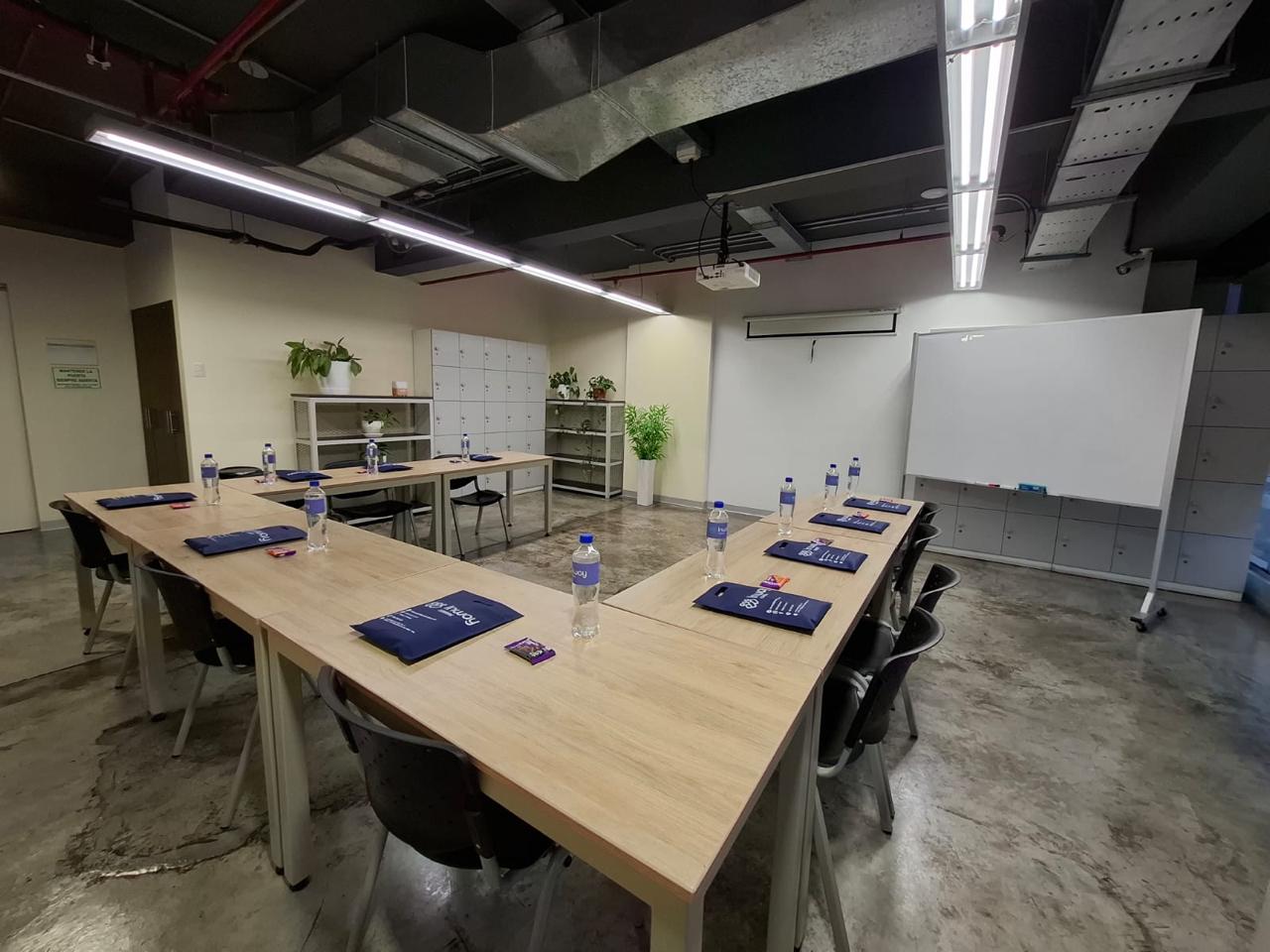 Sala de capacitaciones completa de INWAY